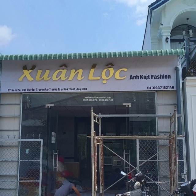 Hoàn thiện decor trọn gói cửa hàng vải thời trang và quần áo thể thao